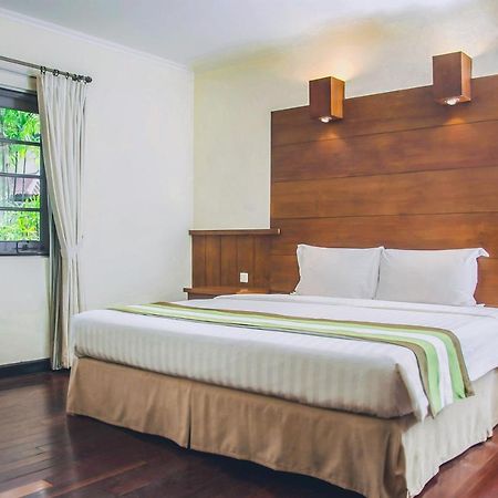 Whiz Prime Hotel Darmo Harapan Surabaia Exterior foto