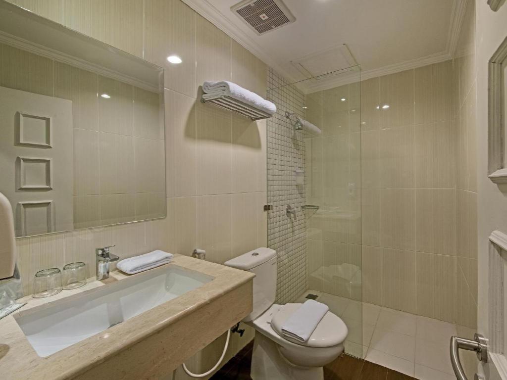 Whiz Prime Hotel Darmo Harapan Surabaia Exterior foto