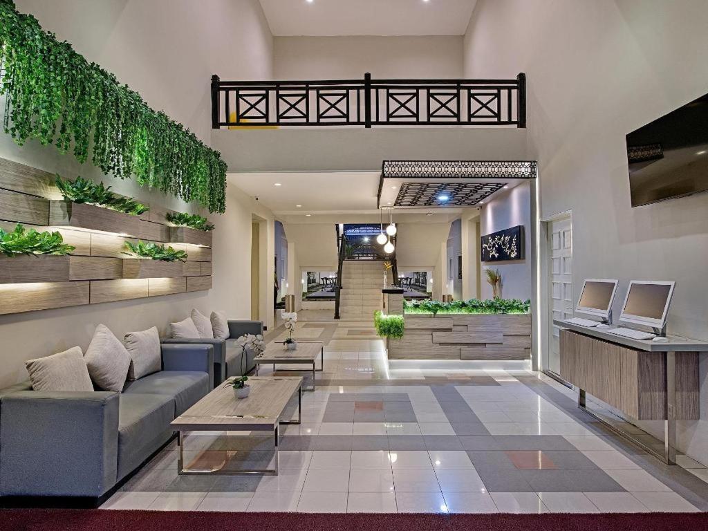 Whiz Prime Hotel Darmo Harapan Surabaia Exterior foto