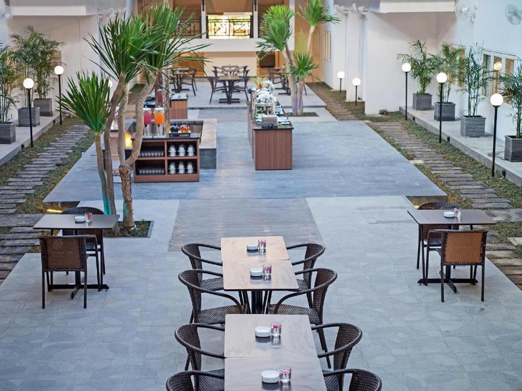 Whiz Prime Hotel Darmo Harapan Surabaia Exterior foto
