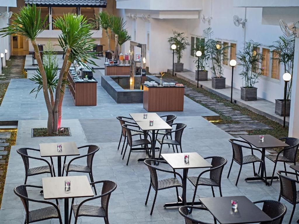 Whiz Prime Hotel Darmo Harapan Surabaia Exterior foto