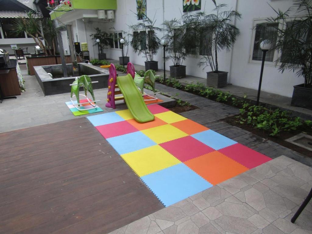 Whiz Prime Hotel Darmo Harapan Surabaia Exterior foto