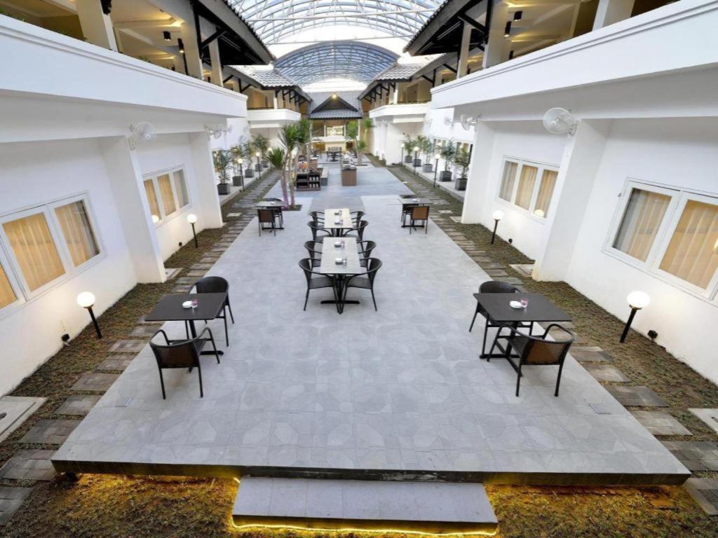 Whiz Prime Hotel Darmo Harapan Surabaia Exterior foto