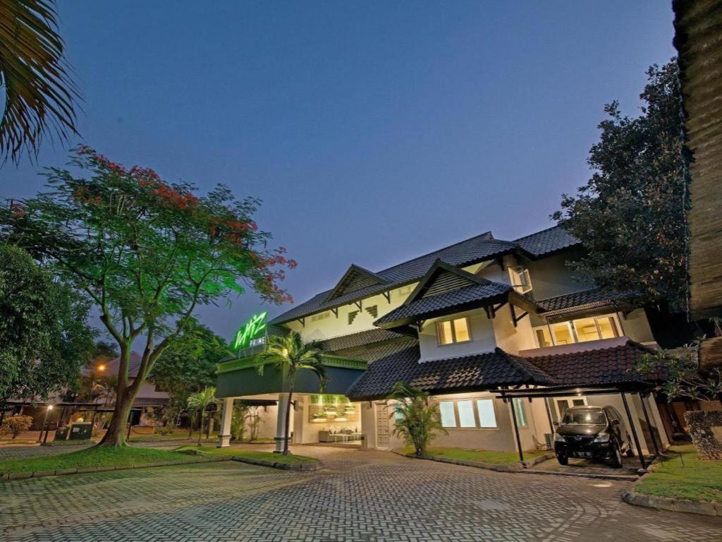 Whiz Prime Hotel Darmo Harapan Surabaia Exterior foto