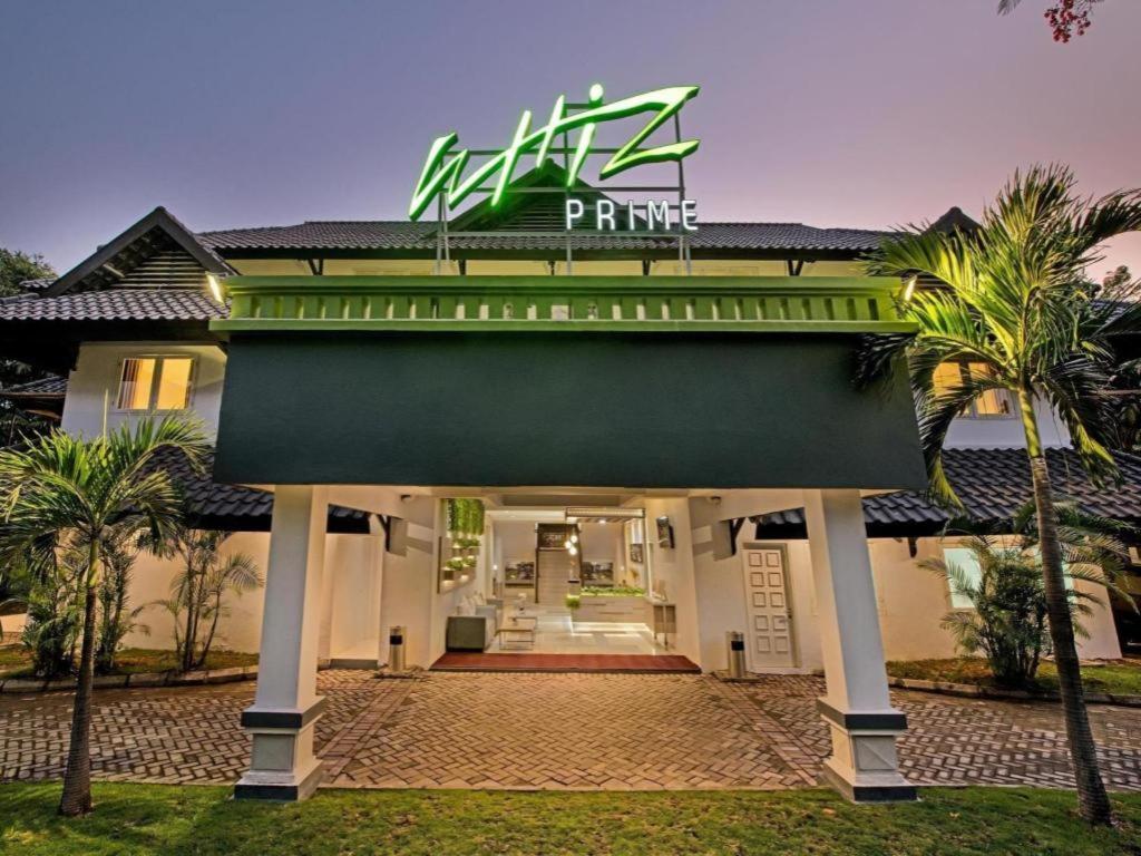 Whiz Prime Hotel Darmo Harapan Surabaia Exterior foto