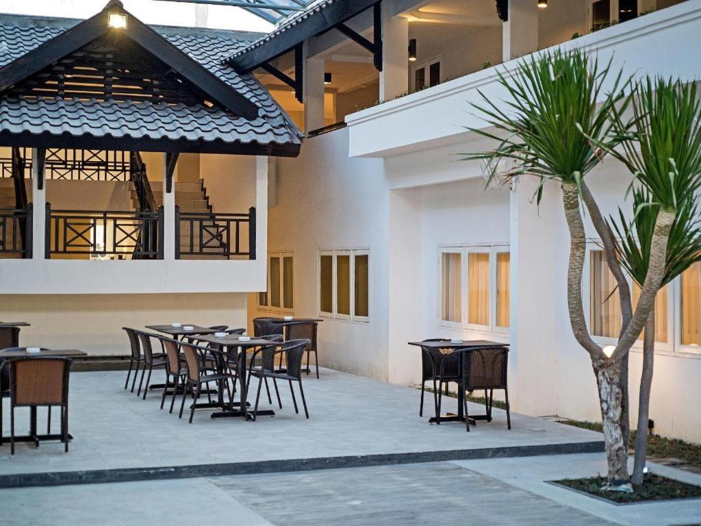 Whiz Prime Hotel Darmo Harapan Surabaia Exterior foto