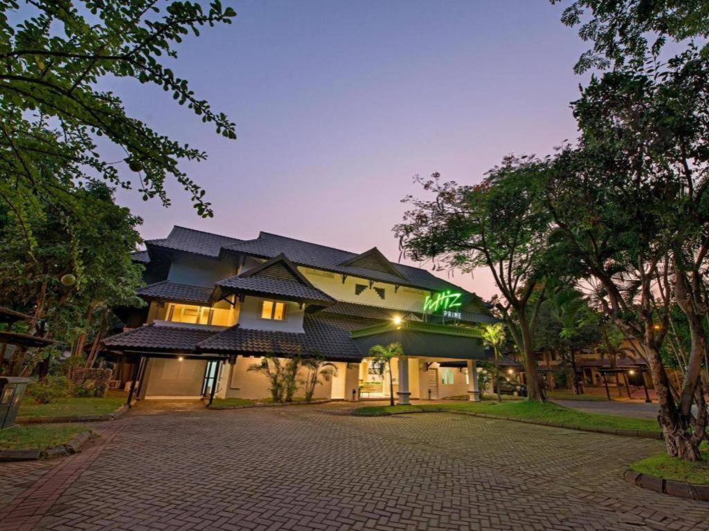 Whiz Prime Hotel Darmo Harapan Surabaia Exterior foto
