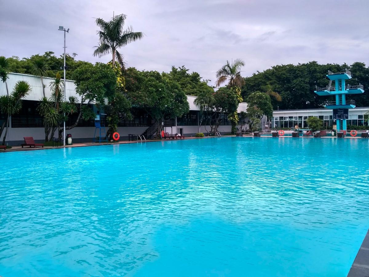 Whiz Prime Hotel Darmo Harapan Surabaia Exterior foto