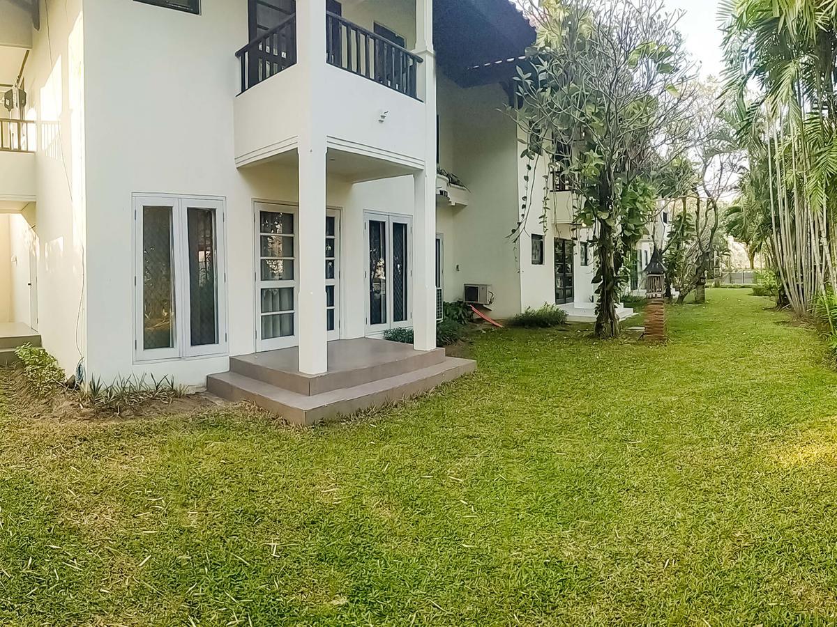 Whiz Prime Hotel Darmo Harapan Surabaia Exterior foto