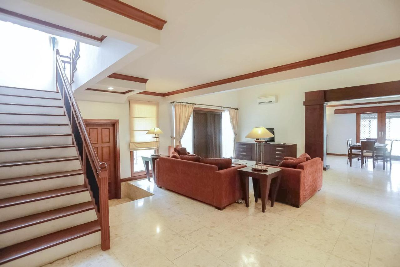 Whiz Prime Hotel Darmo Harapan Surabaia Exterior foto