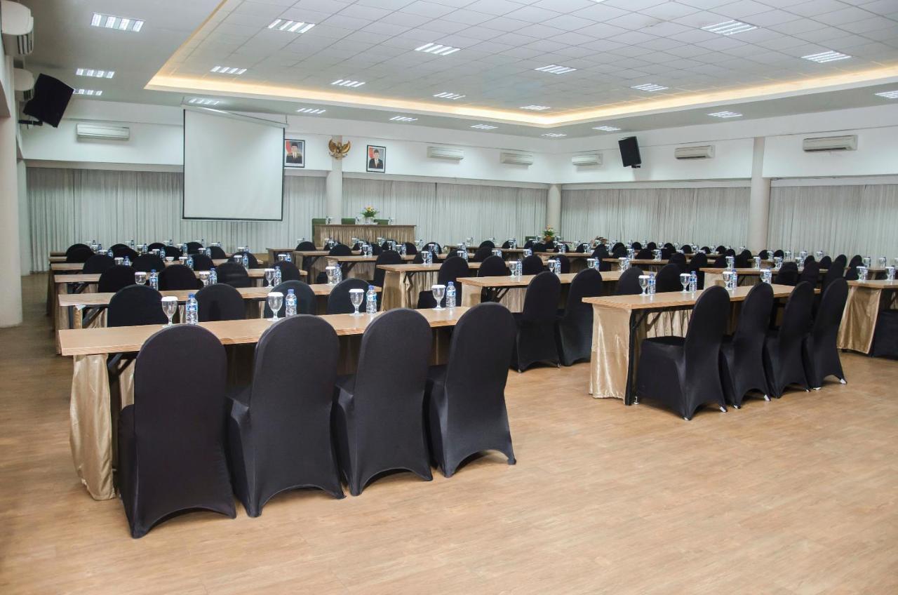 Whiz Prime Hotel Darmo Harapan Surabaia Exterior foto