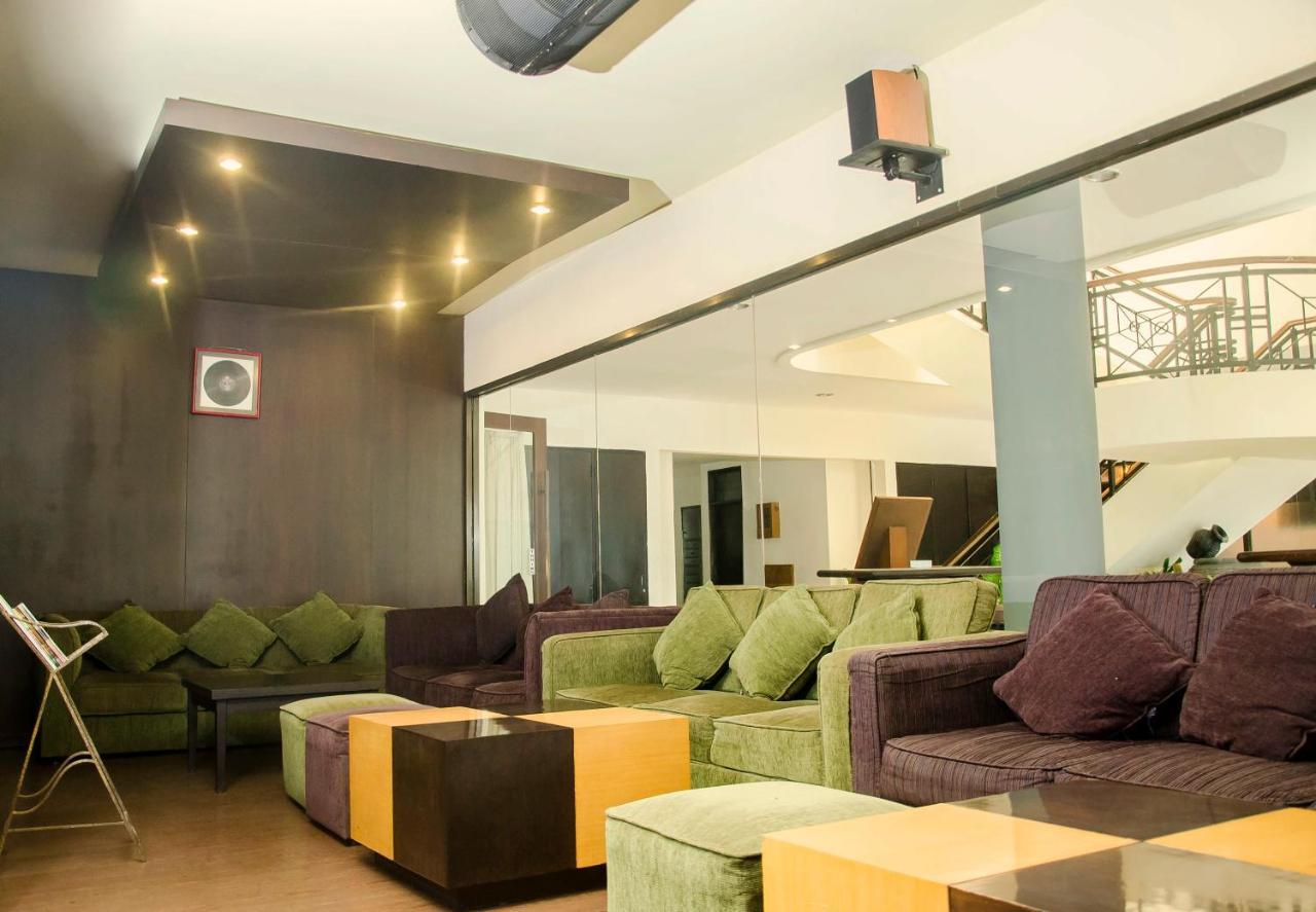 Whiz Prime Hotel Darmo Harapan Surabaia Exterior foto