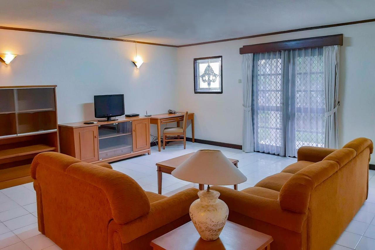 Whiz Prime Hotel Darmo Harapan Surabaia Exterior foto