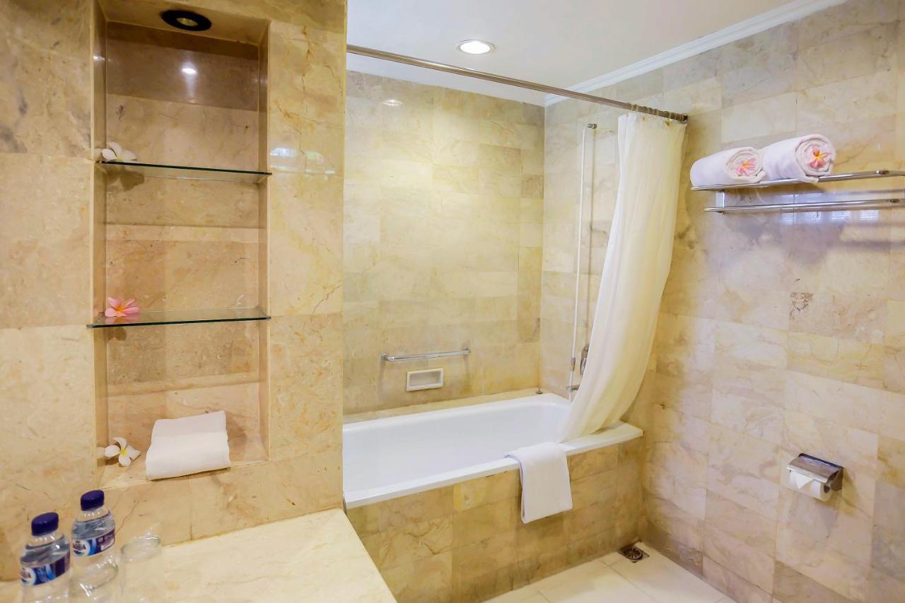 Whiz Prime Hotel Darmo Harapan Surabaia Exterior foto