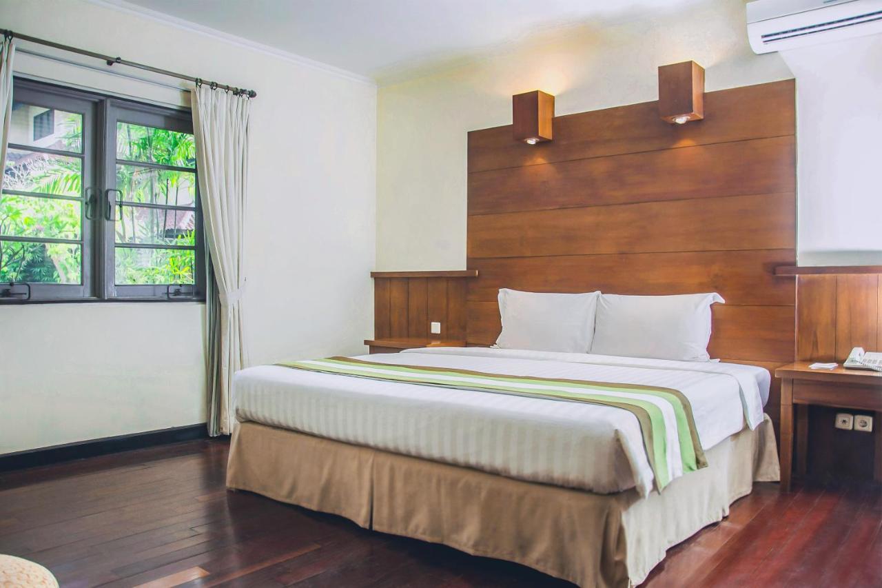 Whiz Prime Hotel Darmo Harapan Surabaia Exterior foto