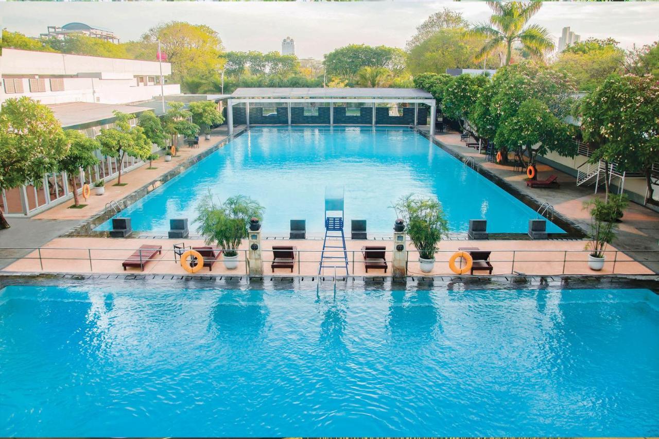 Whiz Prime Hotel Darmo Harapan Surabaia Exterior foto