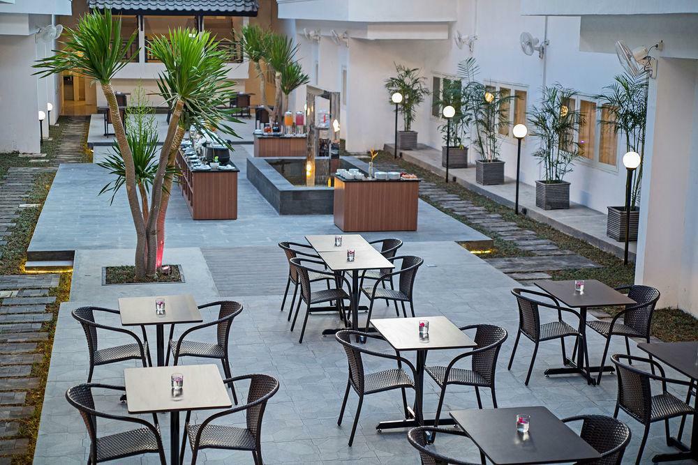 Whiz Prime Hotel Darmo Harapan Surabaia Exterior foto