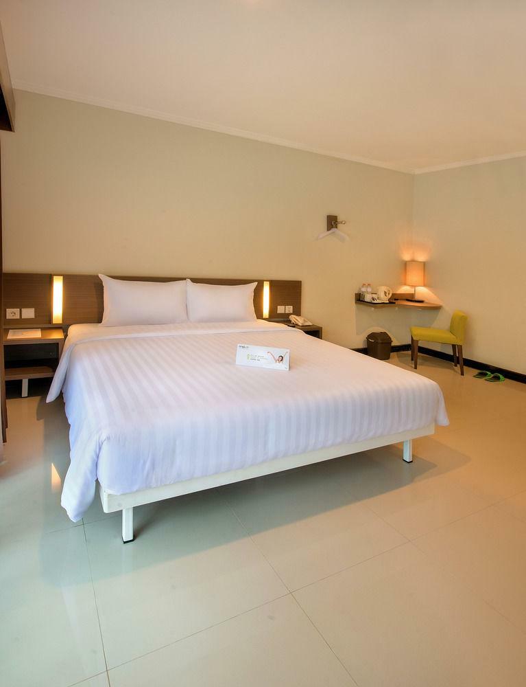 Whiz Prime Hotel Darmo Harapan Surabaia Exterior foto