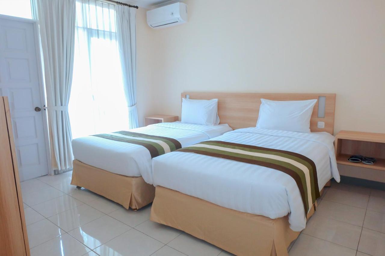 Whiz Prime Hotel Darmo Harapan Surabaia Exterior foto