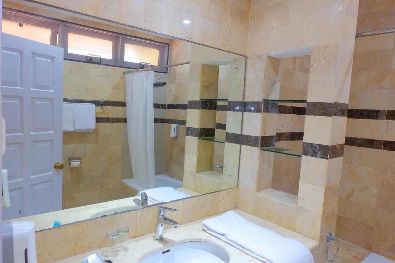 Whiz Prime Hotel Darmo Harapan Surabaia Exterior foto
