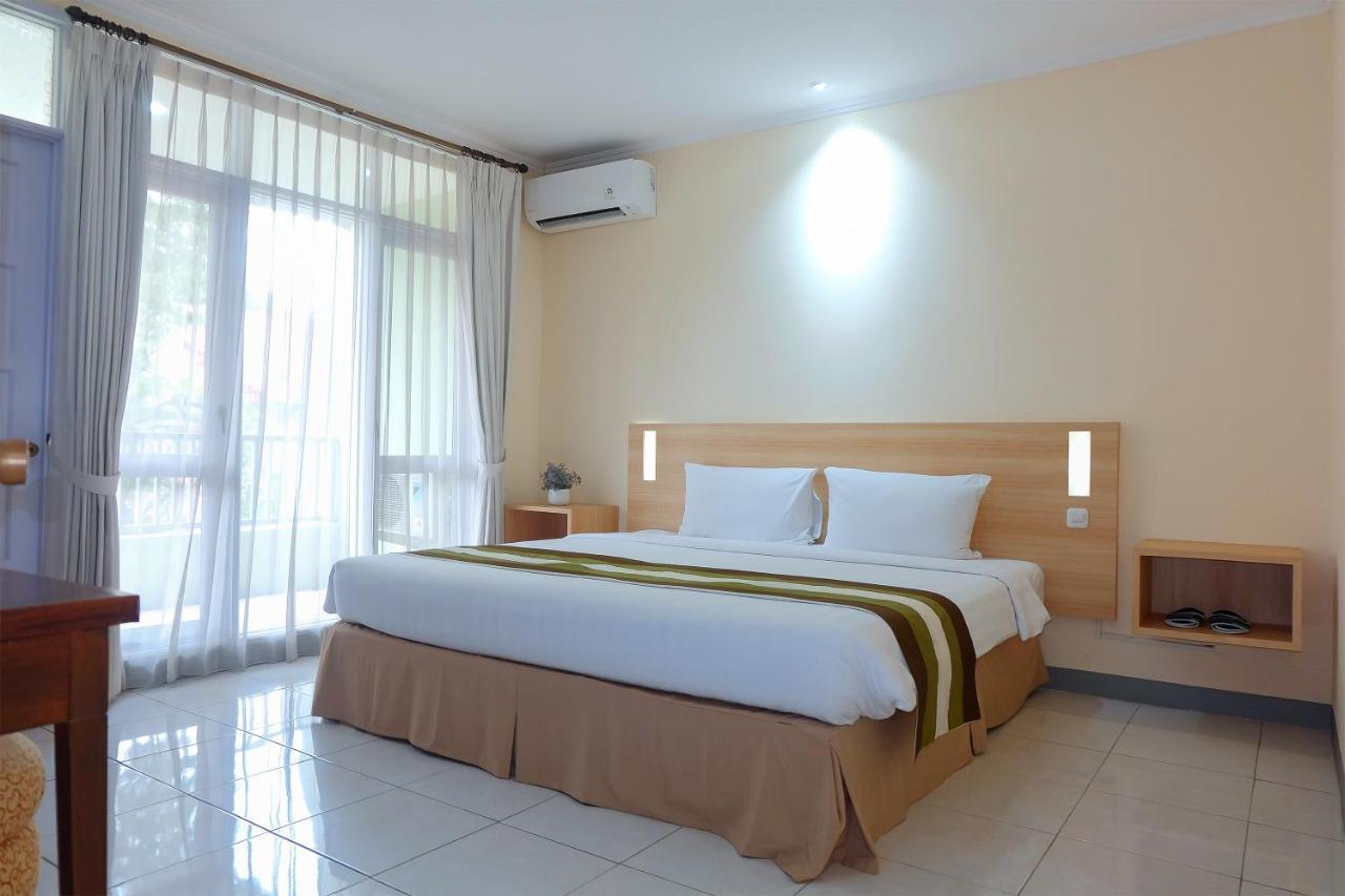 Whiz Prime Hotel Darmo Harapan Surabaia Exterior foto