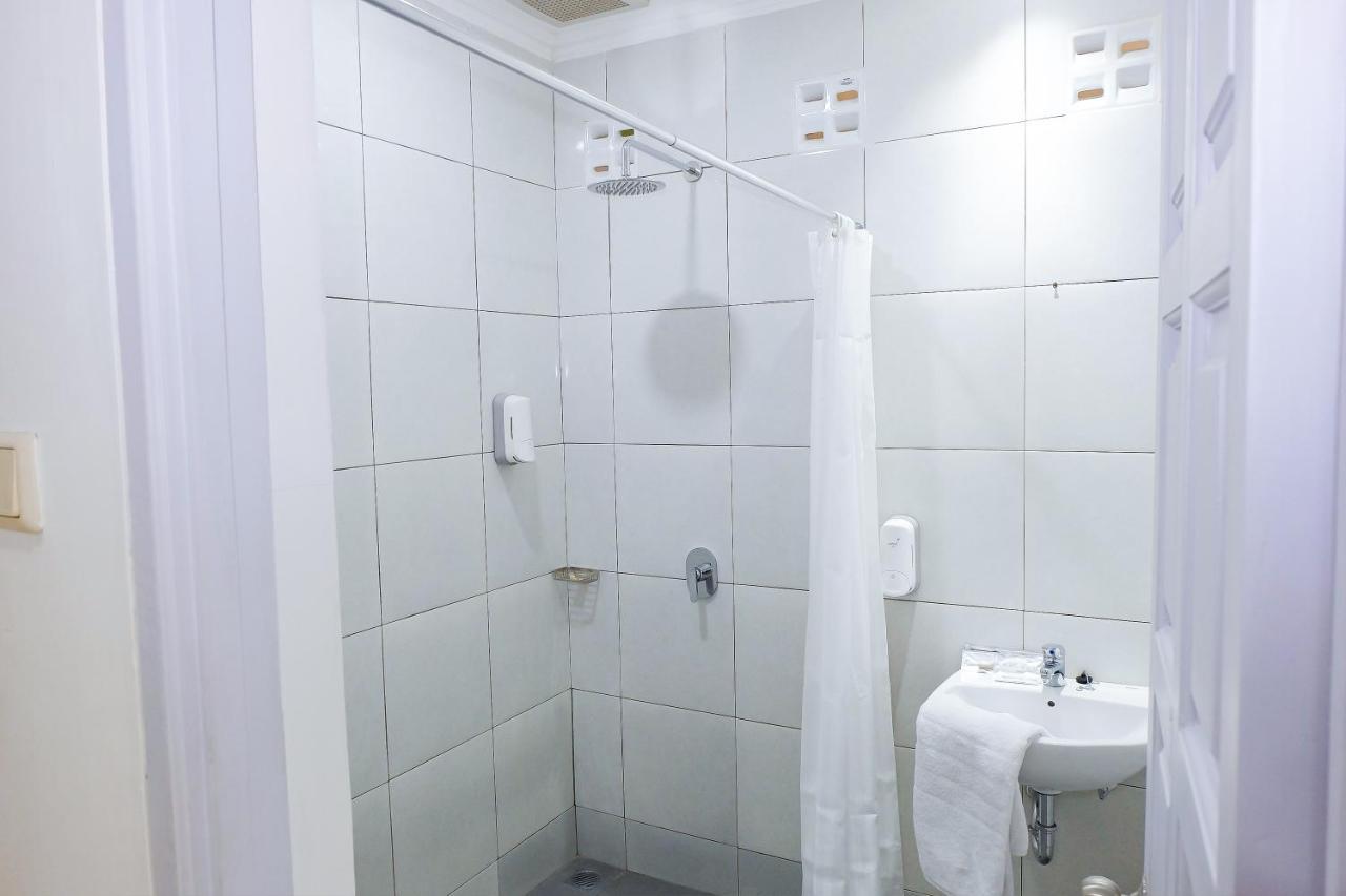 Whiz Prime Hotel Darmo Harapan Surabaia Exterior foto